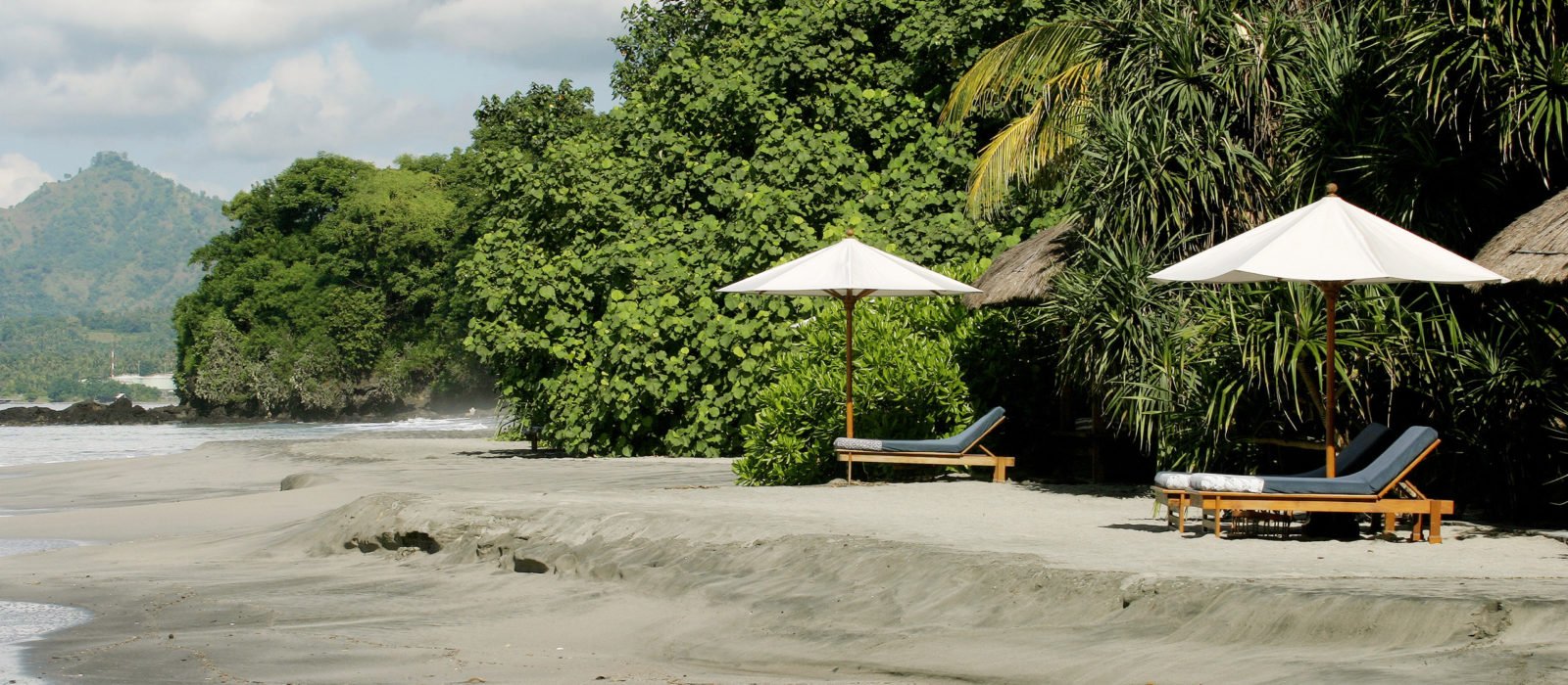 amankila-black-sand-beach