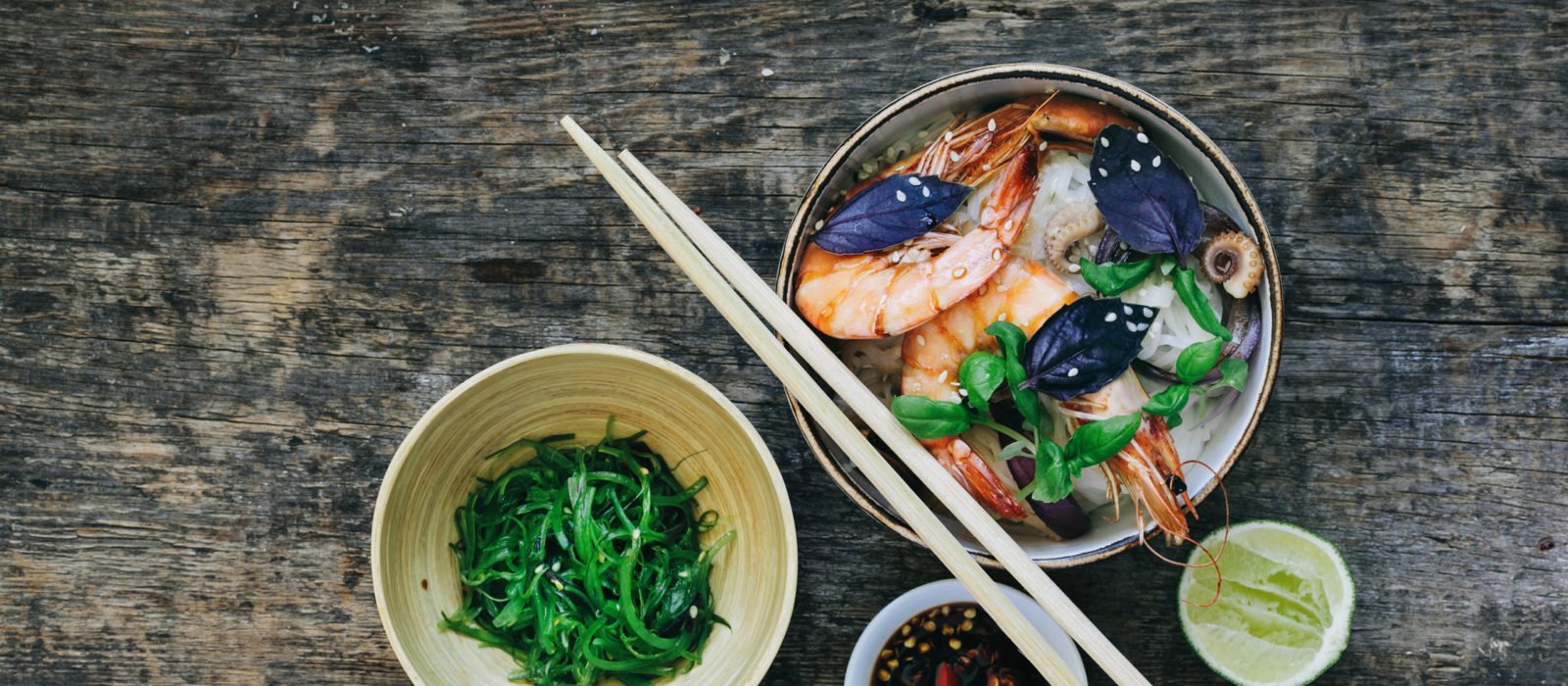 Thai rice noodles and stir-fry prawns with pepper